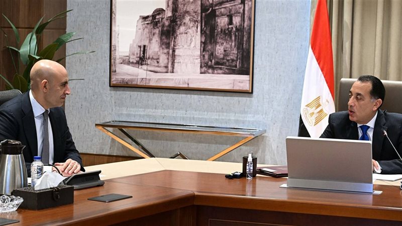 رئيس الوزراء مع وزير التعليم