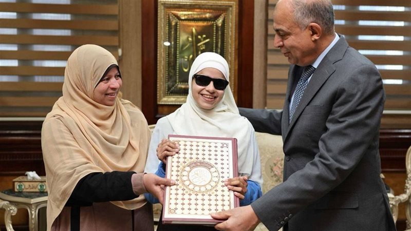 محافظ المنيا مع  الطالبة «فاطمة»