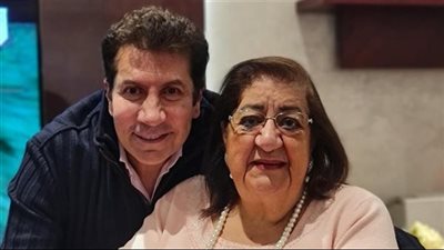 أمير رمزي يعلن موعد قداس الأربعين لوالدته بحضور كبار رجال الدين