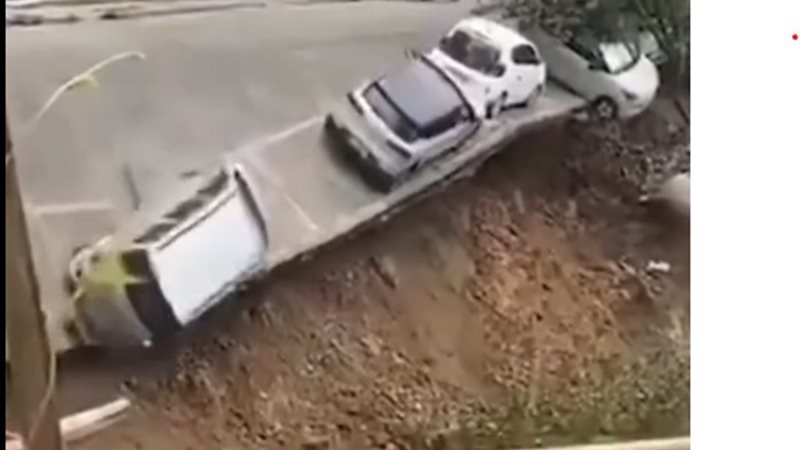 انهيار جزء من الطريق