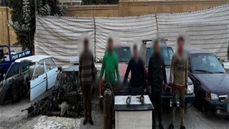 المتهمون عقب القبض عليهم