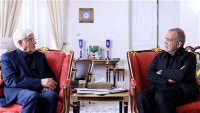 الرئيس الإيراني يتمسك بنائبه الأول محمد رضا عارف ويرفض استقالته 
