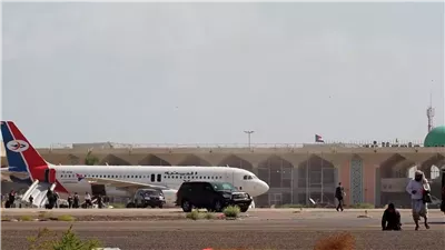 الحكومة اليمنية تنفي الأنباء المتداولة بشأن إغلاق مطار عدن 