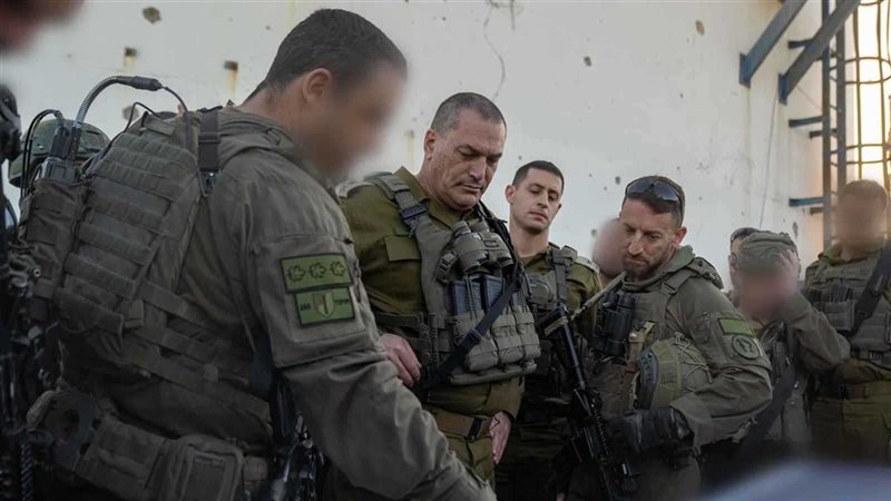 زامير يتوسط جنوده
