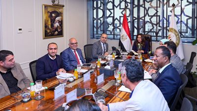 التنمية المحلية: تسليم (25) محطة وسيطة ثابتة و(14) محطة متحركة بعدد من محافظات الجمهورية