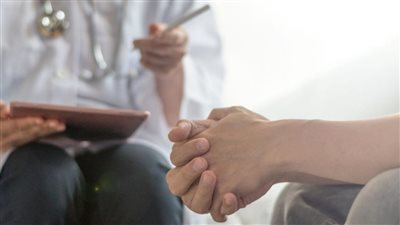 بعض العاملين في المصحات غير المرخصة كانوا في الأصل مدمنين.. طبيب يوضح