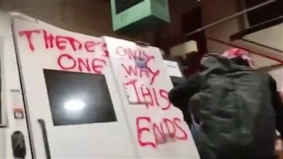 ناشطون مؤيدون لفلسطين يقتحمون منشأة بريطانية احتجاجا على توريد أسلحة لإسرائيل
