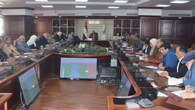 السكرتير العام لبني سويف يناقش مستجدات الموقف التنفيذي والمالي لمشروعات الخطة بالوحدات المحلية