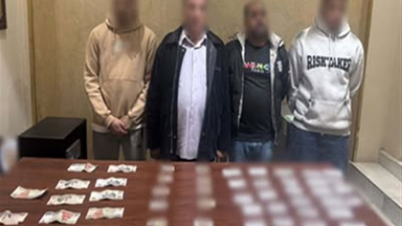 المتهمون عقب القبض عليهم