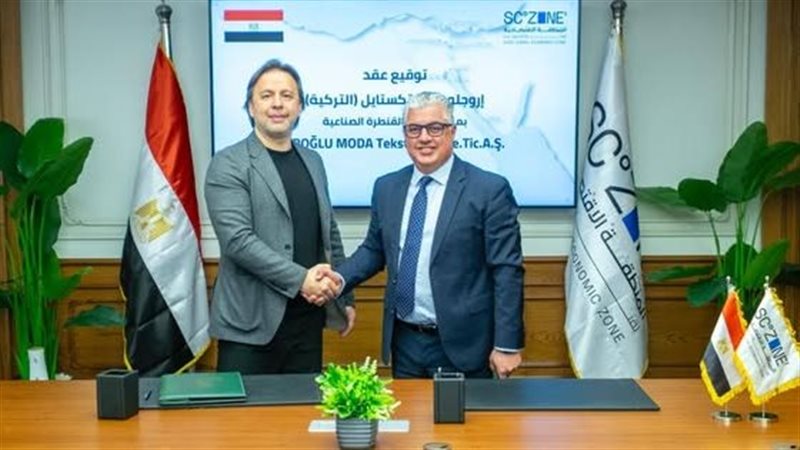 جانب من توقيع عقود المشروع 