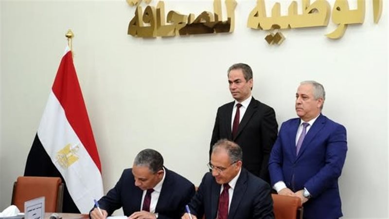جانب من توقيع البروتوكول 
