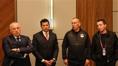 بعد التأهل لربع النهائي.. وزير الرياضة وأبو ريدة يجتمعان بلاعبي منتخب مصر