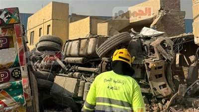 تفاصيل مصرع وإصابة 5 أشخاص في حادث 7 سيارات بشق الثعبان