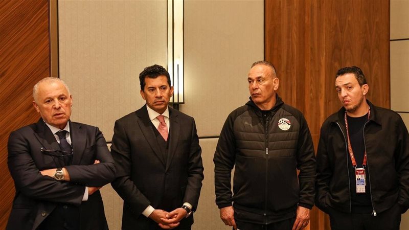 وزير الرياضه مع مدرب المنتخب الوطني