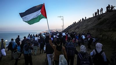 جندي إسرائيلي يعـتدي على فلسطـينيين أثناء أدائهم الصلاة بالضفة الغربية