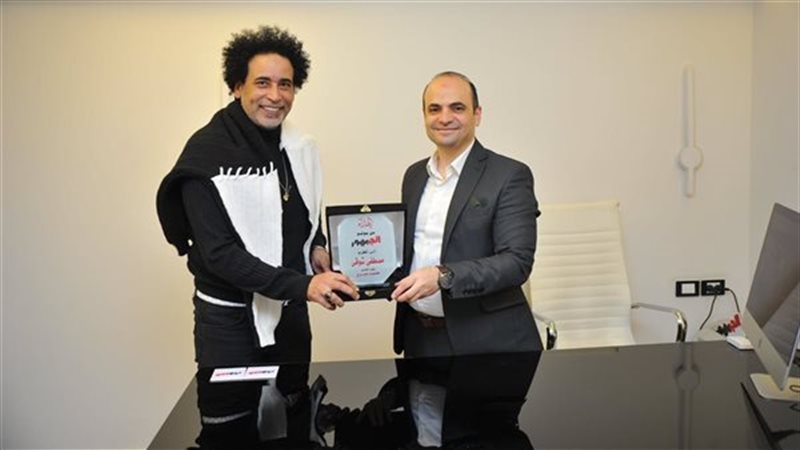 رئيس التحرير محمد صبري يهدي درع التكريم لمصطفى شوقي