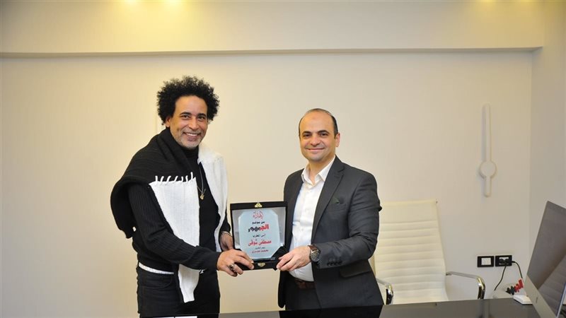 رئيس التحرير محمد صبري يسلم درع التكريم لمصطفى شوقي