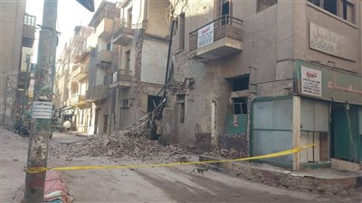 قرار عاجل من محافظ القليوبية بعد انهيار جزئي بعقار بنها