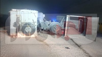 بالصور.. انقلاب مقطورة محملة بالسن داخل نفق الأوسطي وإصابة شخصين  (تفاصيل)