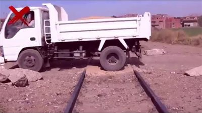 النقل تحذر: المعابر غير الشرعية على قضبان القطارات تهدد الأرواح وتُعطل التشغيل