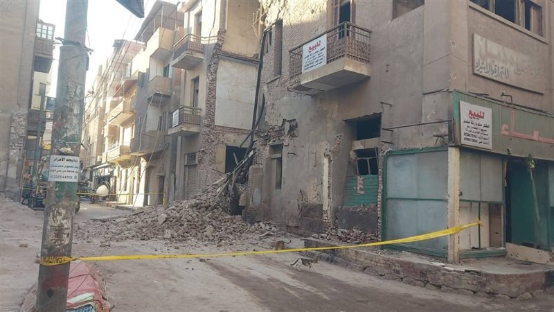 انهيار جزئي بمبنى قديم بمدينة بنها 