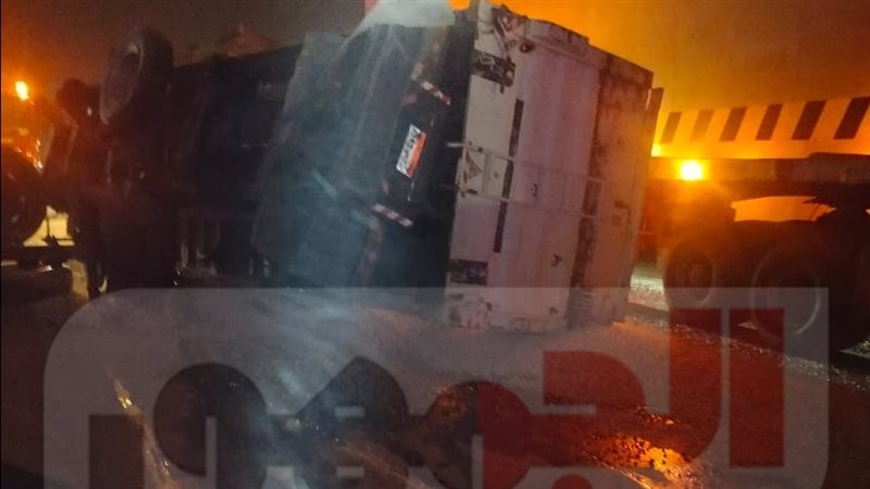 حادث انقلاب مقطورة محملة بالسن داخل نفق الأوسطي