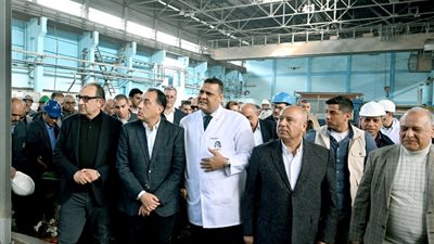 مدبولي يتفقد خط الإنتاج الجديد لـ