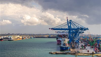 رغم الطقس المتقلب.. ميناء دمياط مستمرة في استقبال السفن بصورة طبيعية 