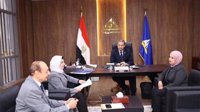 محافظ دمياط يبحث مع «علوم البحار» سبل مواجهة تآكل الشواطئ