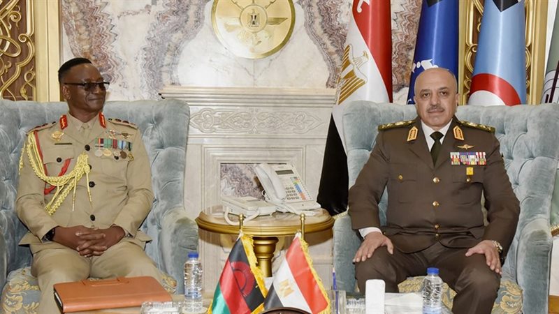 الفريق أحمد خليفة وقائد قوات الدفاع المالاوى
