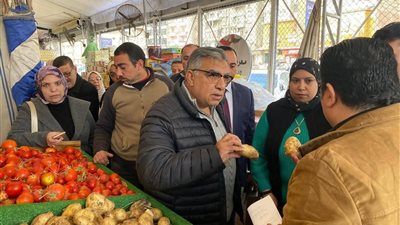 محافظ الدقهلية يوجه بائعي الخضروات والفاكهة بالالتزام بالجودة العالية