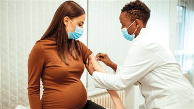 لحماية الأم والطفل.. تطعيم الحوامل ضرورة صحية لا تحتمل التأجيل
