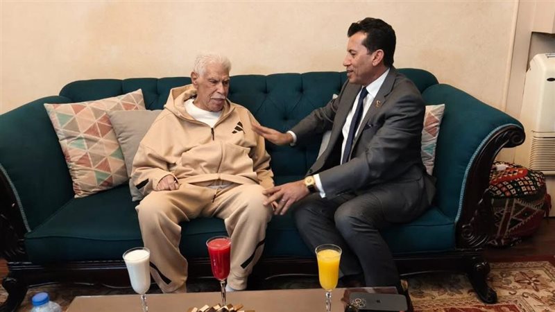 وزير الشباب الدكتور أشرف صبحي والكابتن حسن شحاته 