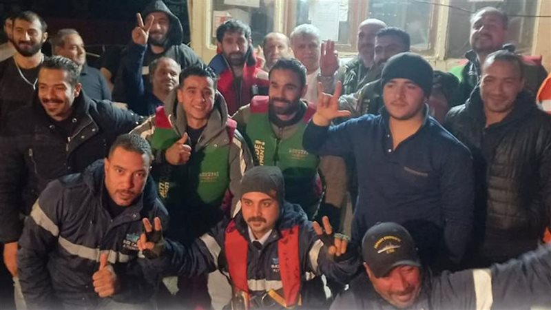 إنقاذ طاقم السفينة