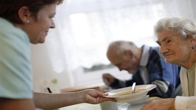 طبيبة تحذّر: هذه الأطعمة تزيد خطر الإصابة بالسرطان بعد سن الخمسين
