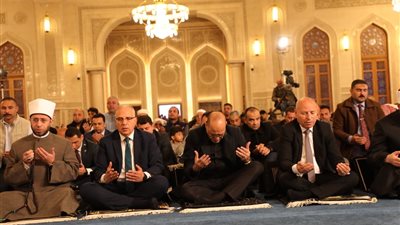 بعد افتتاح الرئيس السيسي له.. محافظ القاهرة يؤدى صلاة الجمعة بمسجد العزيز الحكيم