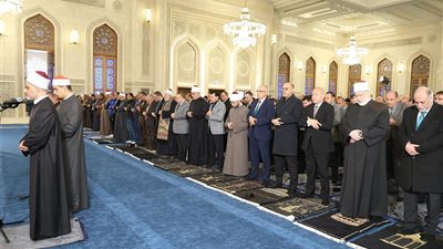 أداء أول صلاة جمعة بمسجد العزيز الحكيم بعد افتتاحه رسميا