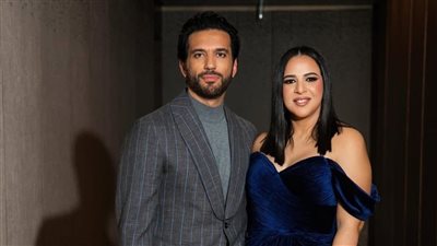  بفستان أزرق غامق.. إيمي سمير غانم تخطف الأنظار مع زوجها حسن الرداد