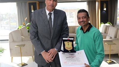 محافظ أسوان يكرّم أحمد إسماعيل ويشيد بدوره فى إبراز الهوية الثقافية للمحافظة