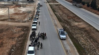 بعد اشتباكات واتهامات متبادلة.. الجيش السوري يعلن غرب الفرات منطقة عسكرية