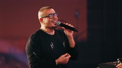 عمرو دياب يشعل المنارة أرينا بحفل جماهيري ضخم وسط حضور الآلاف