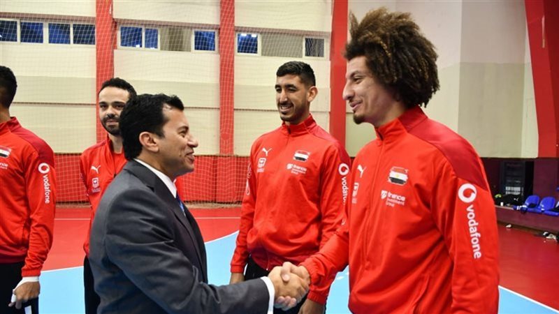 وزير الرياضة مع لاعبي منتخب كرة اليد  