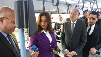 الدفع الإلكتروني وكروت مسبقة الدفع.. تحويل أتوبيسات القاهرة للنظام الرقمي