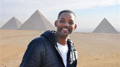 «اللي يبني الأهرامات يعمل أي حاجة».. ويل سميث من قلب أهرامات الجيزة