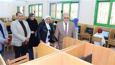 رئيس جامعة سوهاج يتفقد امتحانات كلية التمريض بمركز الاختبارات الإلكترونية