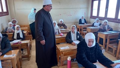 رئيس منطقة الوادي الجديد الأزهرية يتابع امتحانات الشهادتين الابتدائية والإعدادية