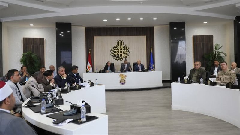 اجتماع محافظ اسوان وقيادات المحافظة 