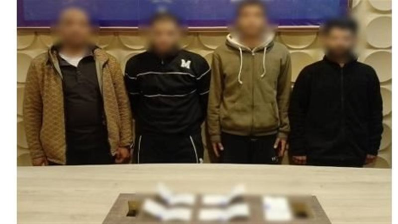 المتهمون عقب القبض عليهم
