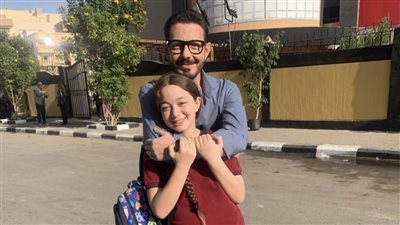 أحمد زاهر يحتفل بعيد ميلاد ابنته منى ويهنئها على نجاحها في 
