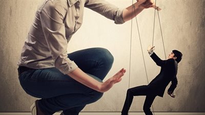 كيف تتعامل مع الشخص المتسلط؟ علم النفس يقدّم روشتة عملية لراحة البال